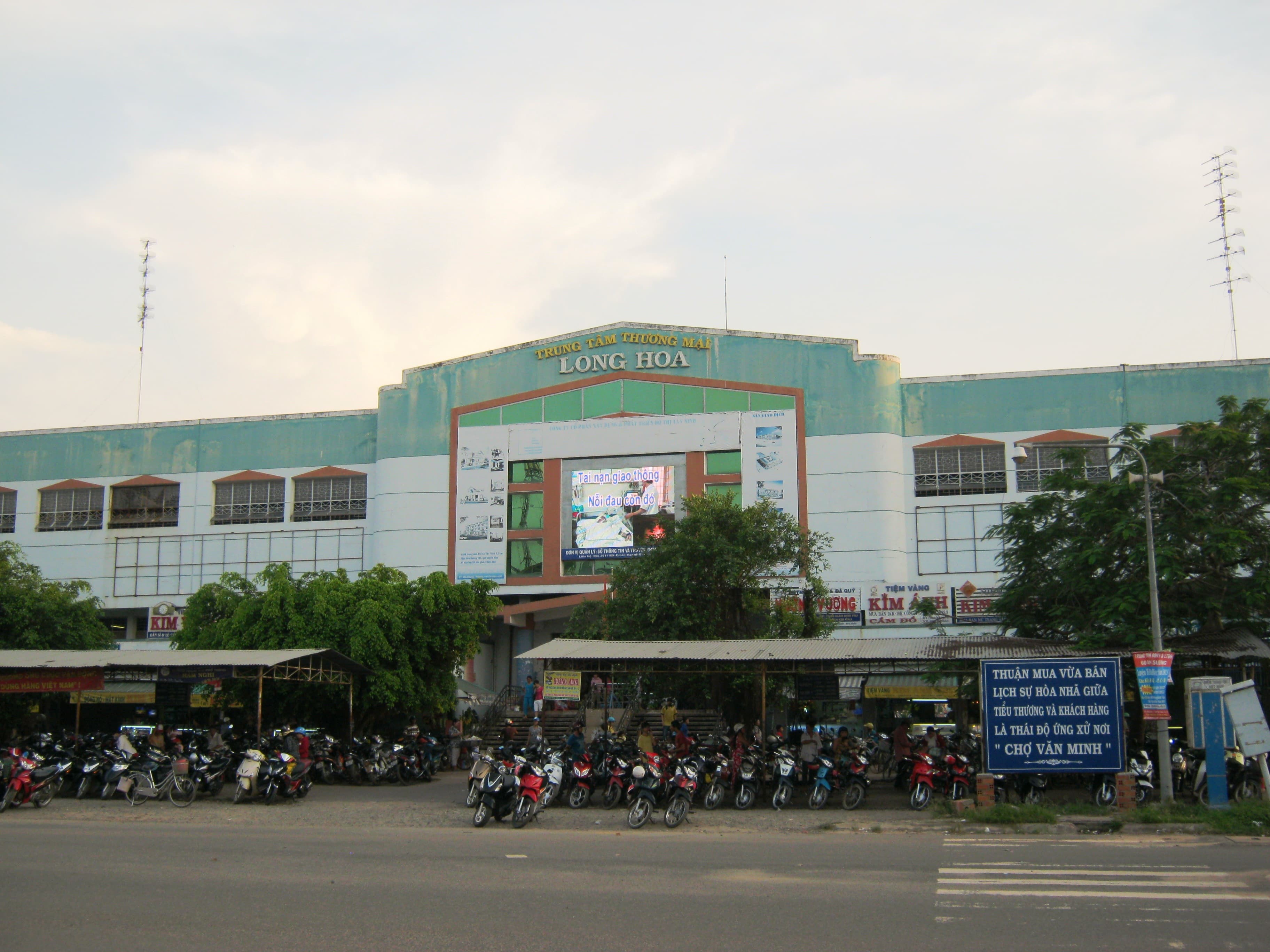 Long Hoa Thị