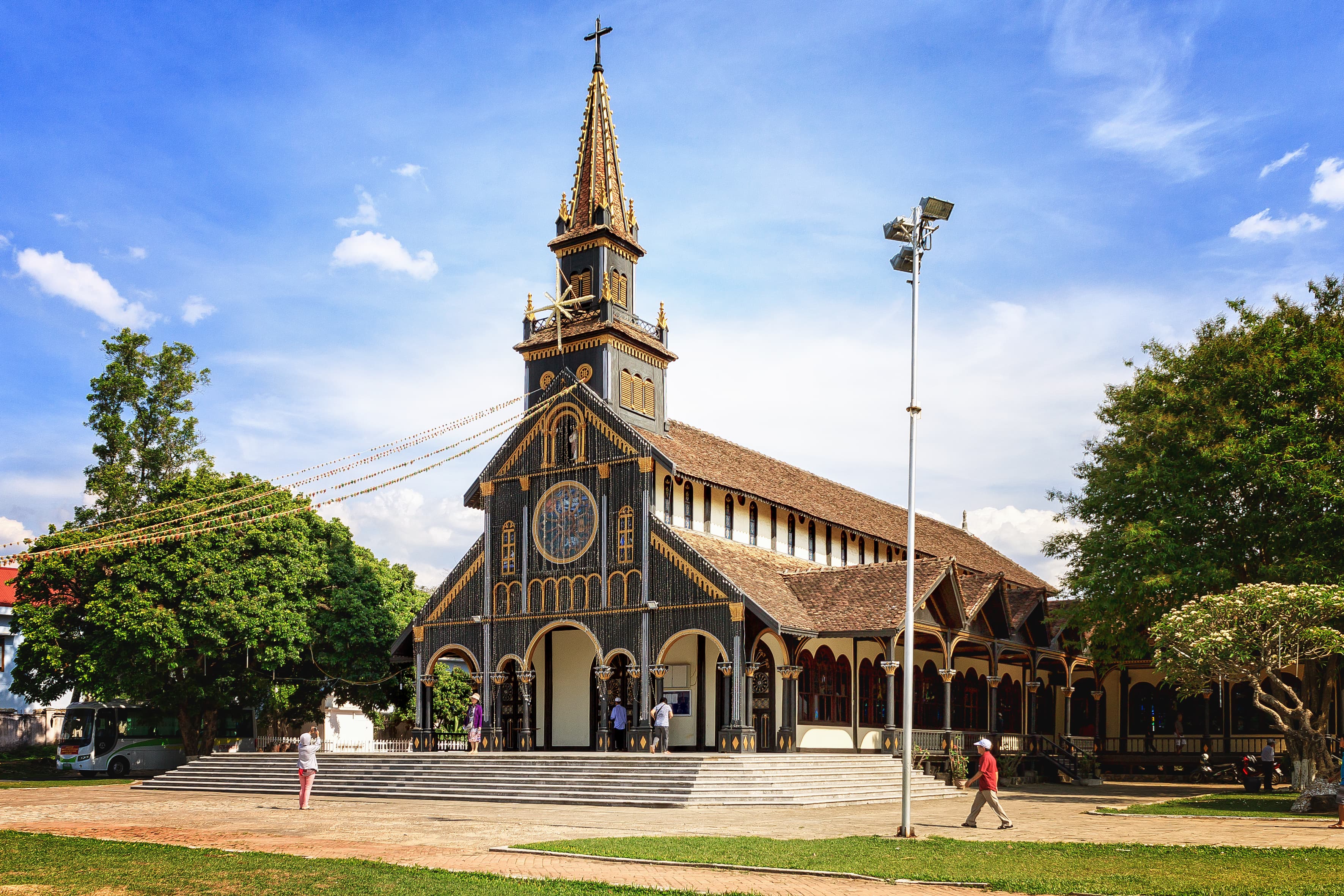 Nhà thờ chính tòa Kon Tum