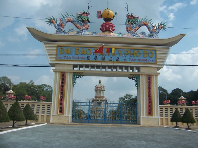 Nội ô Tòa Thánh Tây Ninh có gì? 12 cổng và Cửa Chánh Môn